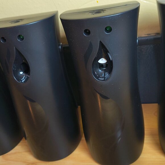 ✨ 4x AIR FRESHENER HANGABLE WALL DISPENSERS with REMOTES✨ - Picture 4 of 4